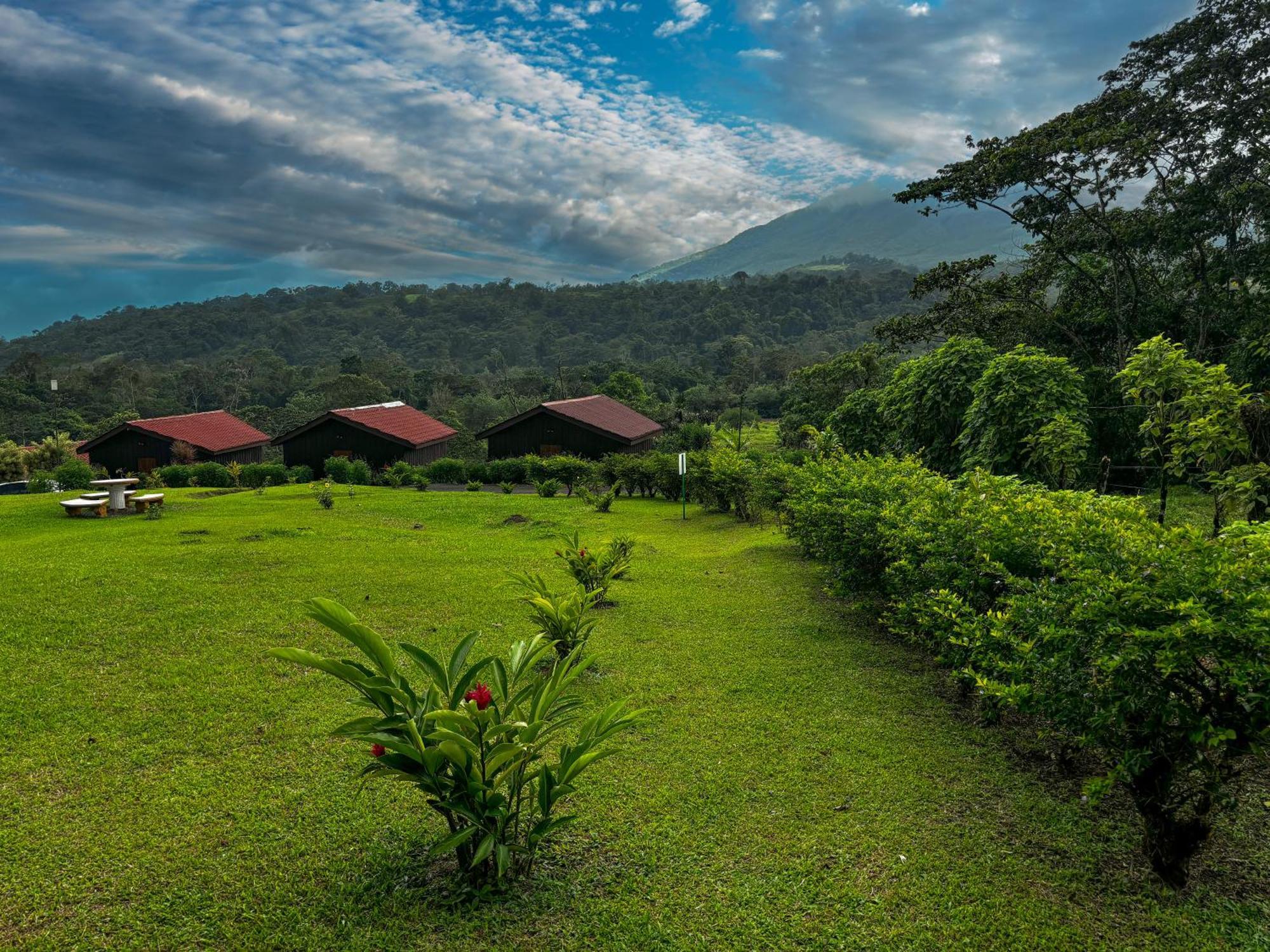 Arenal Roca Lodge & Bungalows La Fortuna Exterior photo